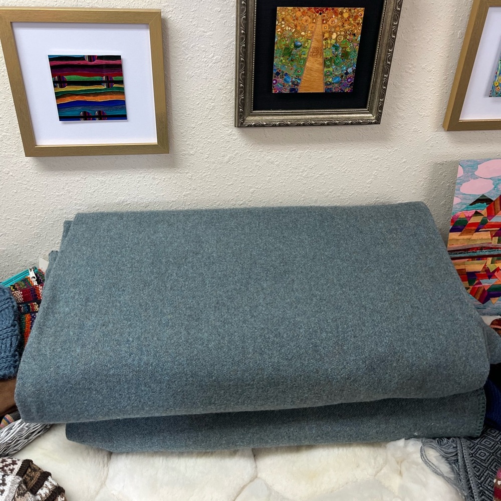 Pendleton King Size Grayish Blue Washable Wool Blanket in Great Condition